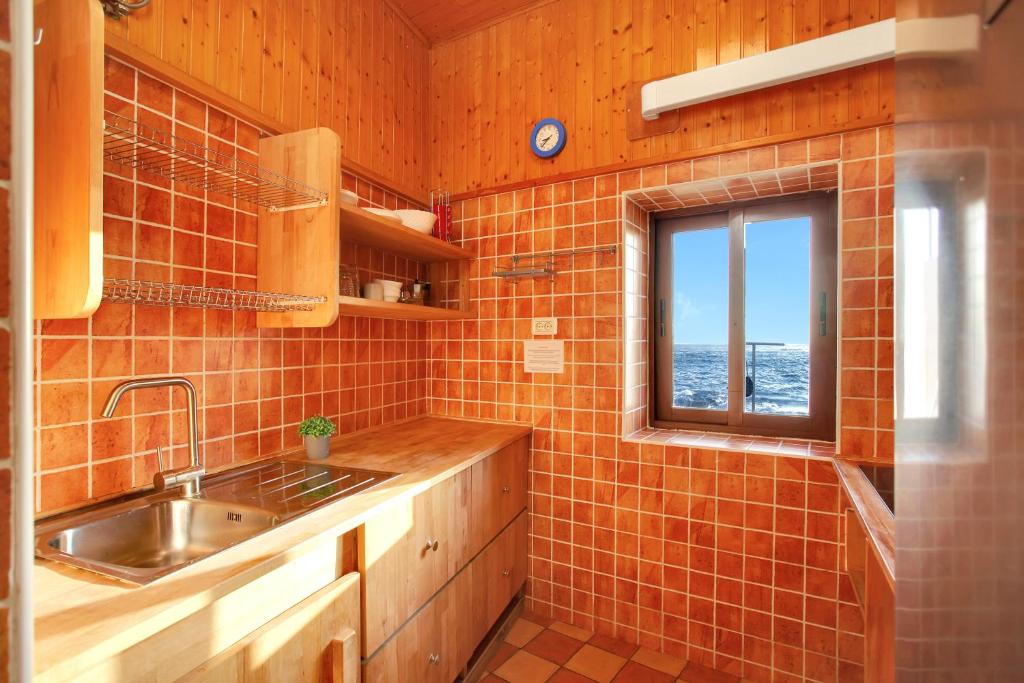 La Casa del Capitán - kitchen-orange-tiles-sea-view